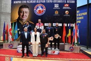Сергій Кутузов (другий ліворуч на п'єдесталі) на тлі великого портрета ліквідованого окупанта