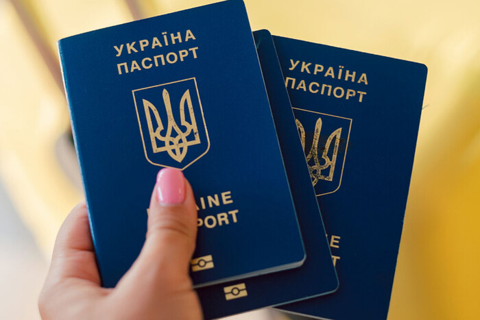 Паспортні сервіси за кордоном відновили видачу документів громадянам України