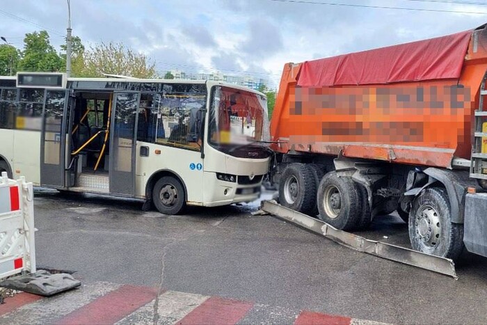У Києві зіткнулися маршрутка і вантажівка КамАЗ, є постраждалі (фото)