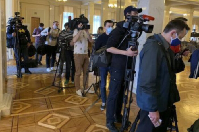 Допуск журналістів до парламенту: які ЗМІ зможуть потрапити в Раду