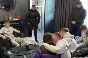 У Києві молодики влаштовували вечірки з наркотиками та ґвалтуванням