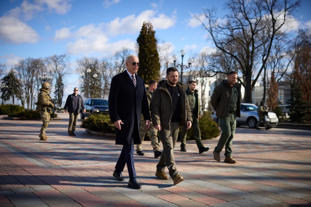 Biden et Zelensky se promènent dans le centre de Kiev