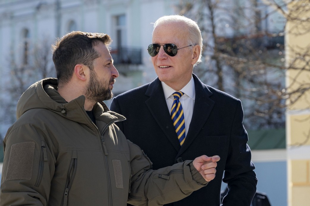 Pour la visite, Biden a choisi une cravate jaune et bleue