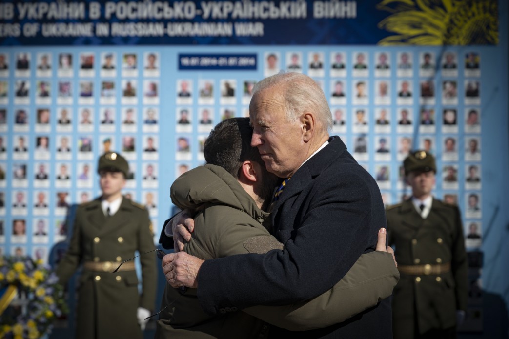 Au cours d'une visite de six heures à Kiev, Biden a honoré la mémoire des Héros des Cent Célestes