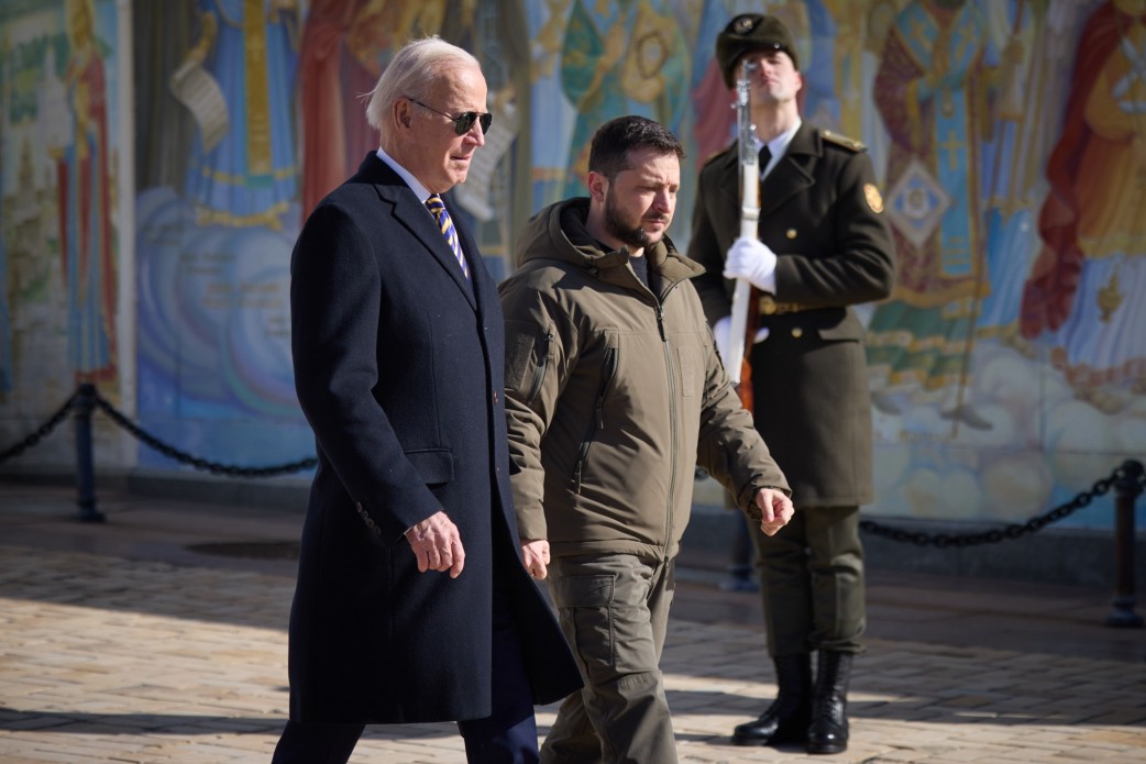 L'une des premières photos de Biden avec Zelenskyi à Kiev.  Jusqu'à sa parution, les journalistes doutaient de la véracité des informations sur la visite du dirigeant américain