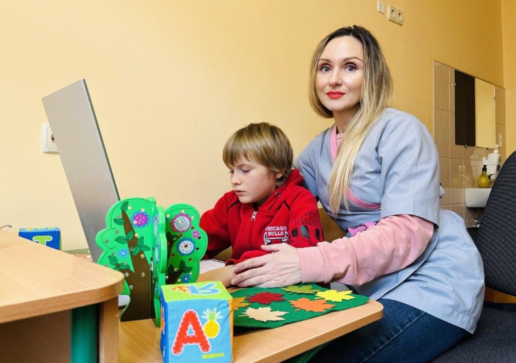 Вчитель-логопед із Лисичанська Олена працює в центрі реабілітації дітей з інвалідністю м. Києва