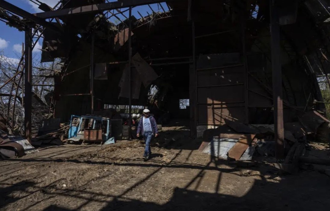 Олег Ушкало оглядає свою зруйновану окупантами ферму