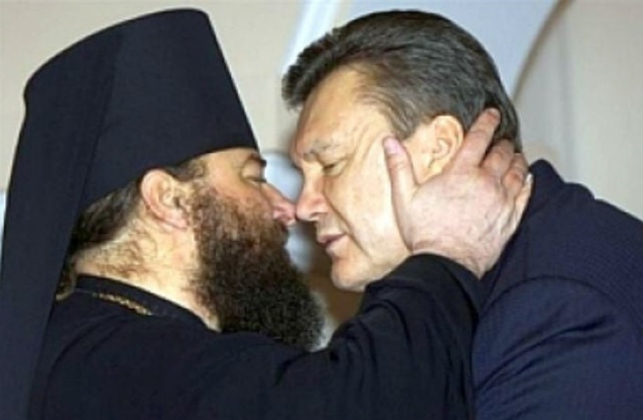 Піп Лонгін-Жар цілується із президентом-утікачем Віктором Януковичем