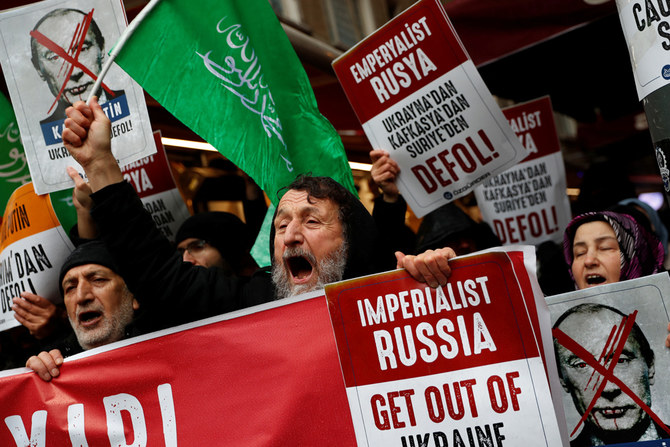 Люди протестують проти вторгнення Росії в Україну біля російського консульства в Стамбулі, 24 лютого 2022 року