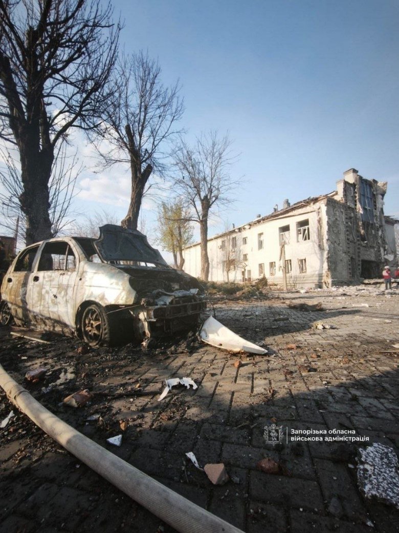 Ворог вдруге за день атакував Запоріжжя: є загибла та поранені (фото) фото 2