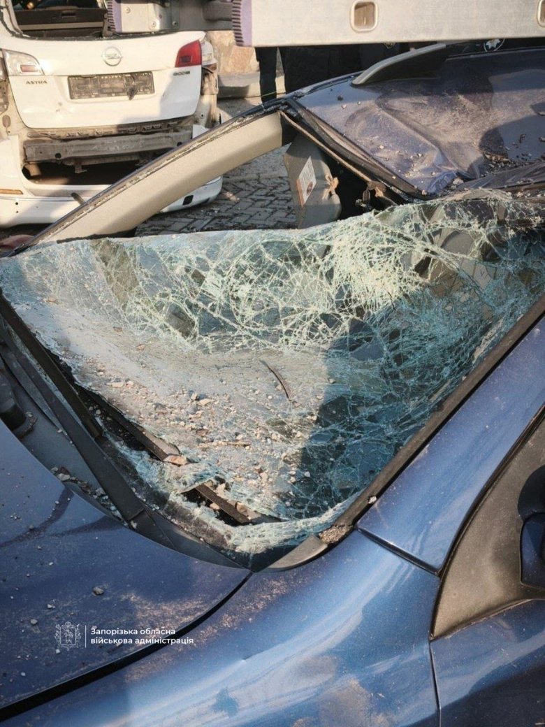 Ворог вдруге за день атакував Запоріжжя: є загибла та поранені (фото) фото 1