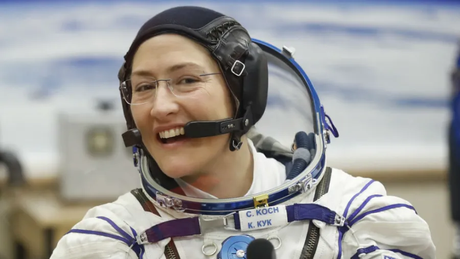 Астронавтка місячної місії Крістіна Кох показала, як зворушливо її зустрів чотирилапий друг після повернення з космосу (відео)