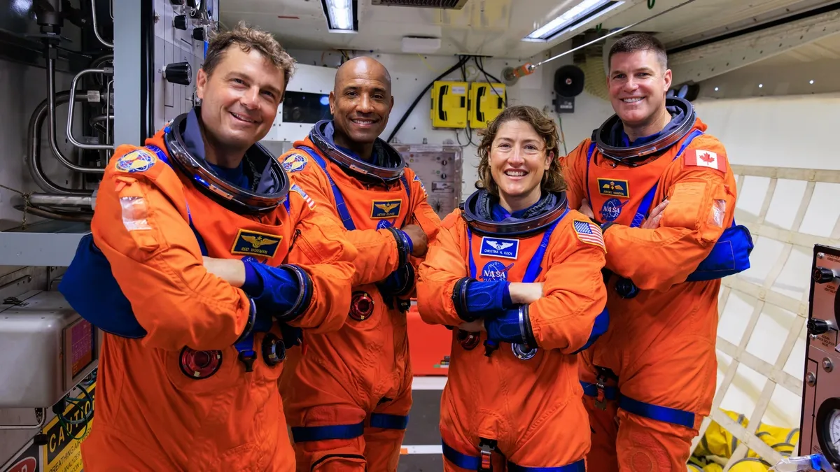 Астронавтка місячної місії Крістіна Кох показала, як зворушливо її зустрів чотирилапий друг після повернення з космосу (відео)