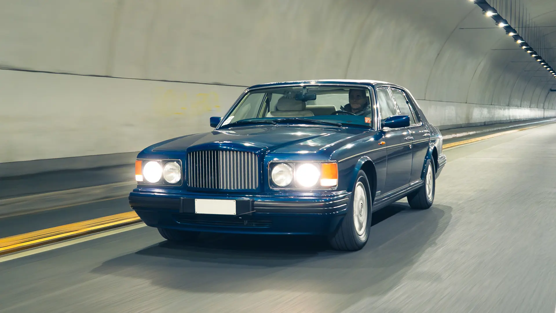 Розкішна автівка Джорджо Армані шукає свого власника: за скільки можна придбати