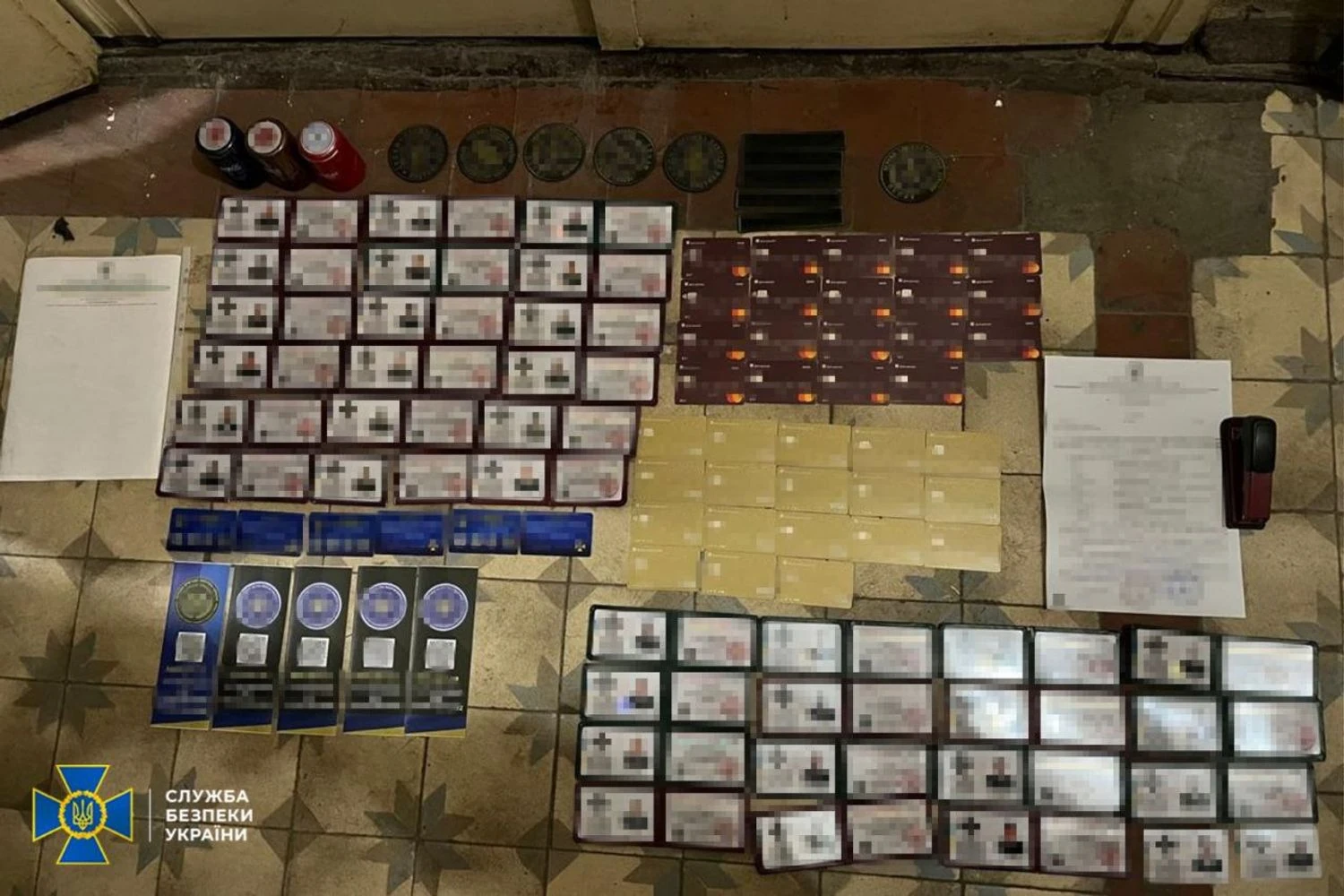 СБУ накрила підпільну друкарню фальшивих посвідчень для ухилянтів (фото)