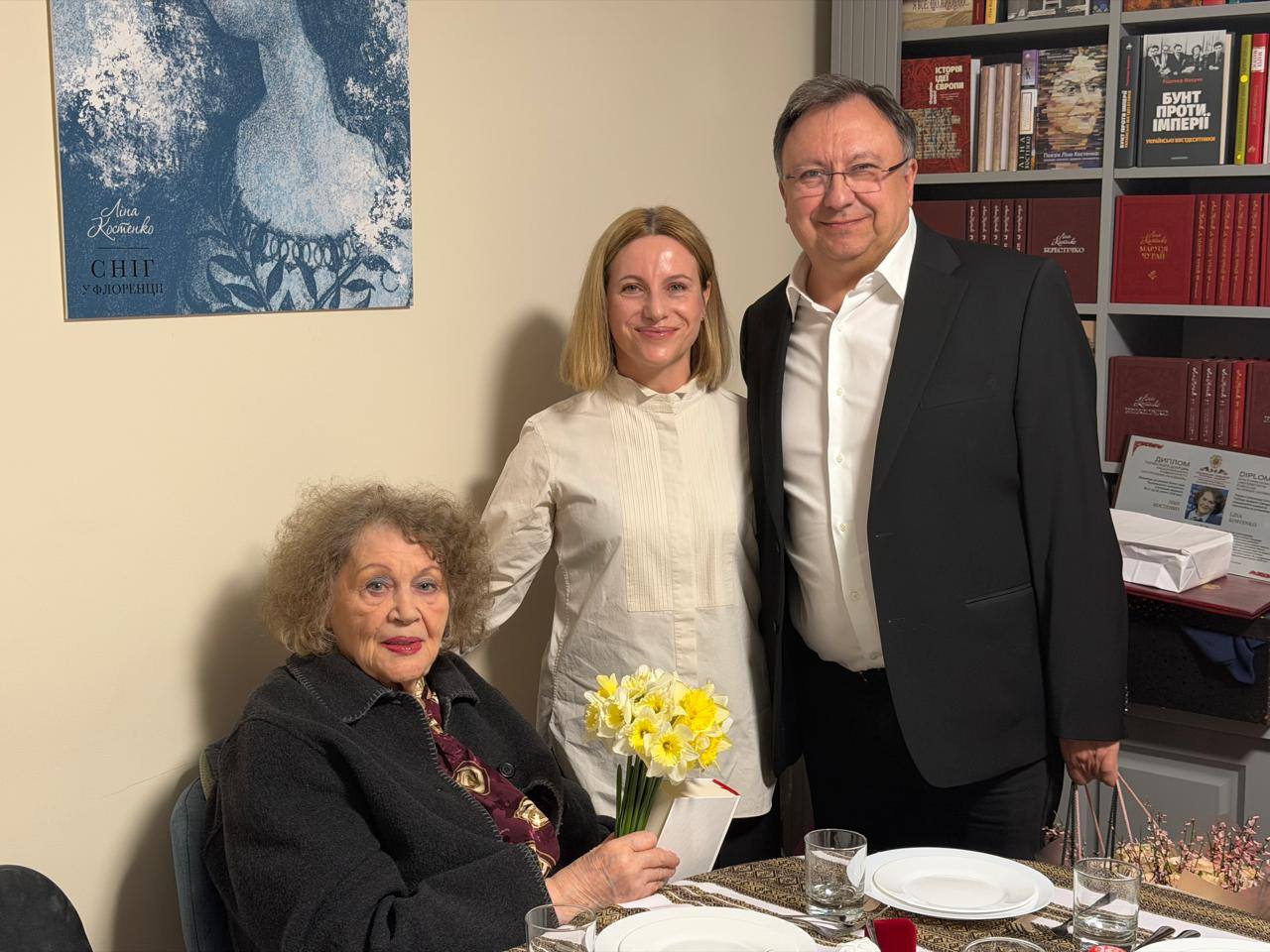Хто вітав Ліну Костенко. Фото з Дня народження Легенди фото 1