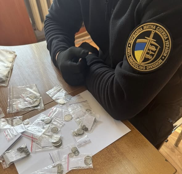 Митники завадили спритниці вивезти понад 200 монет XVI-XVIII століть (фото) фото 2