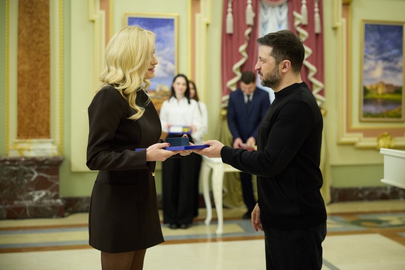 Зеленський вручає Ірині Федишин відзнаку «Золоте серце»