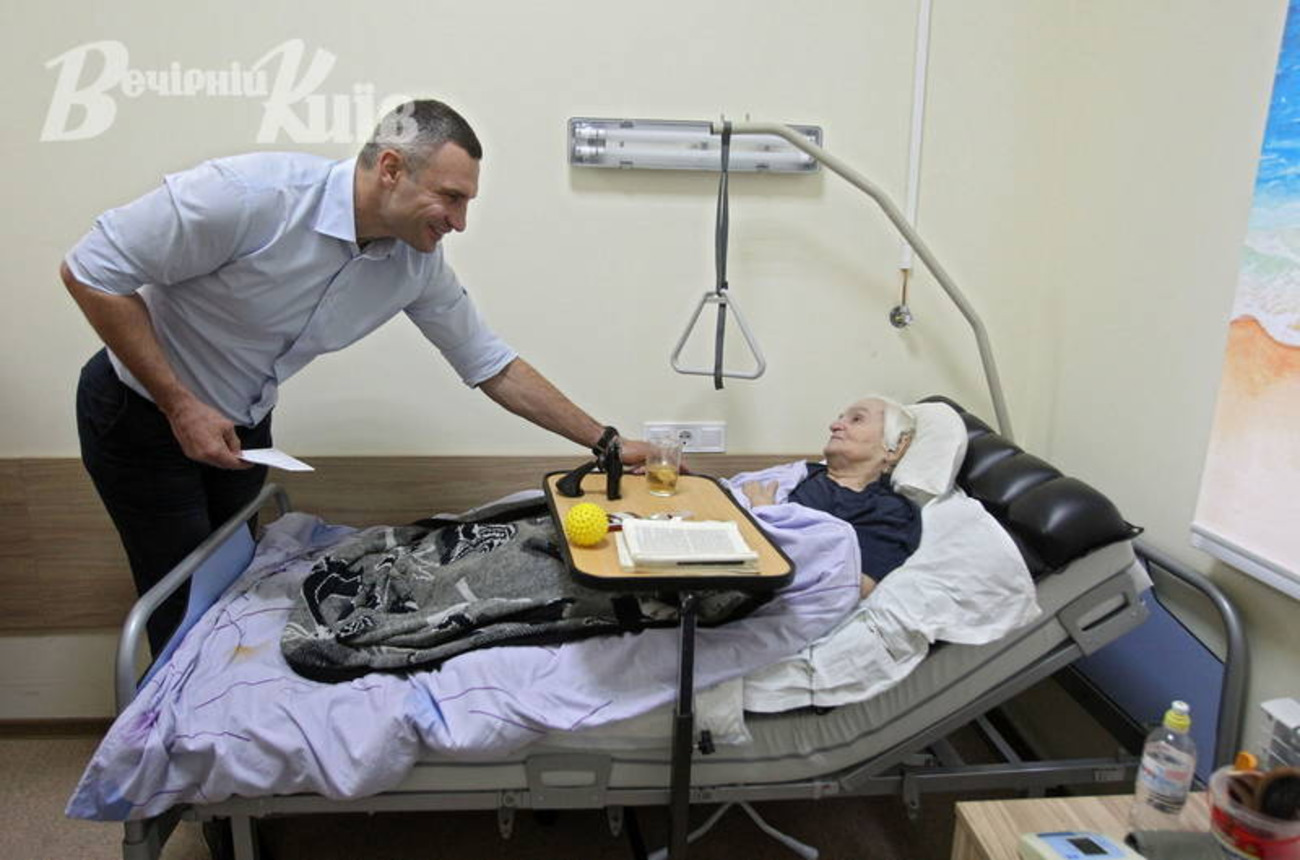 Мер Кличко у паліативному відділенні