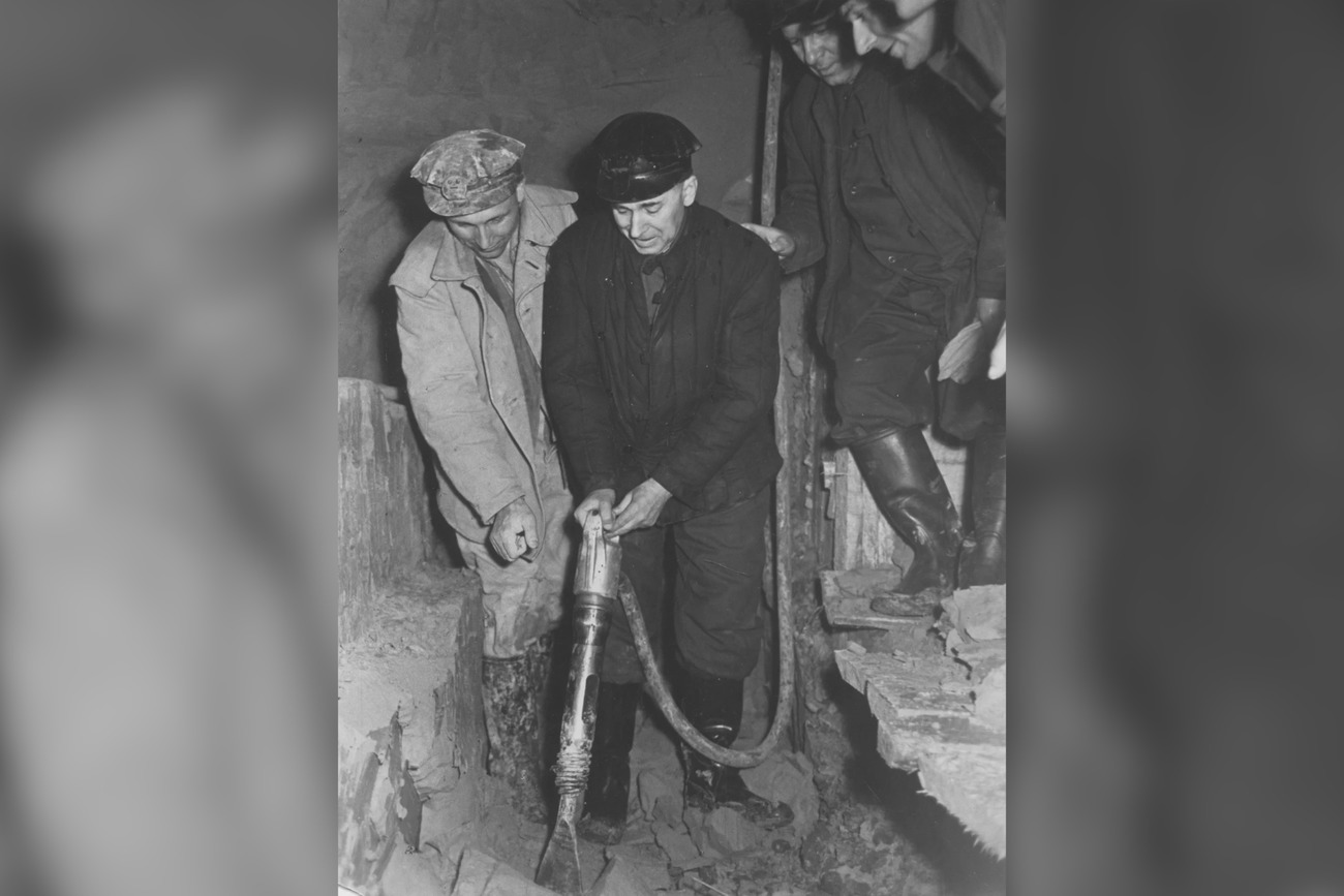 Павло Тичина з відбійним молотком