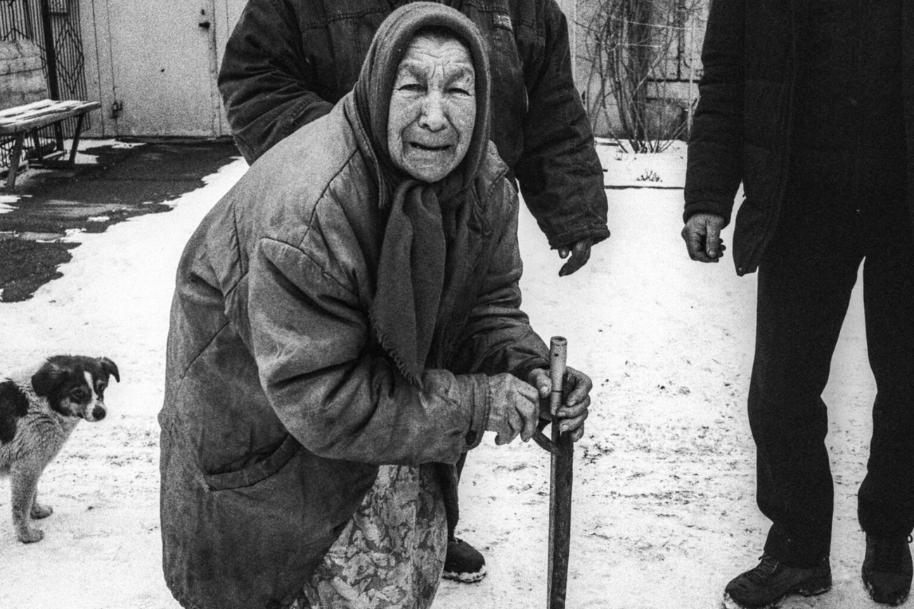 Бабуся Маня, яка відмовилася від евакуації із села під Бахмутом, лютий 2023 року. Донька цієї жінки живе в Росії, але давно матері не дзвонить