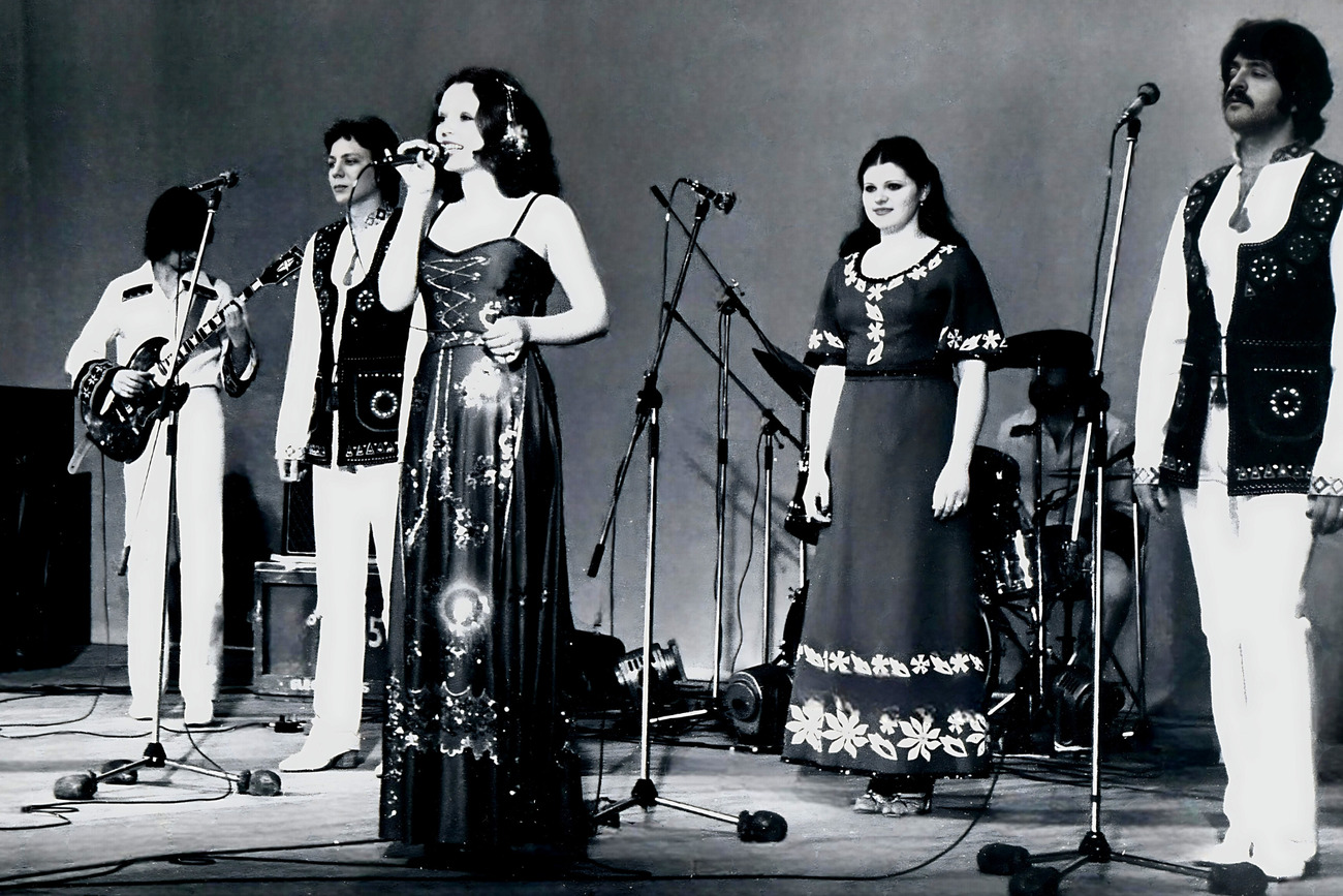 Іво Бобул (праворуч) та Ауріка Ротару (в центрі) в складі ансамблю «Черемош»