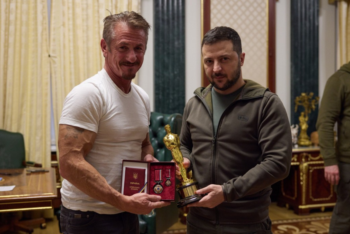 Американский художник привез свою статуэтку «Оскар» и передал ее Владимиру Зеленскому