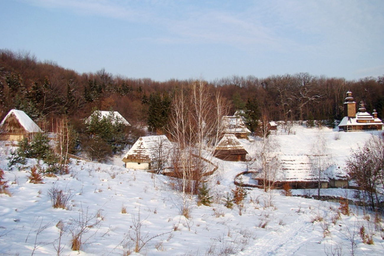 Зима в Пирогово. Більшість старовинних музейних хатинок без димаря