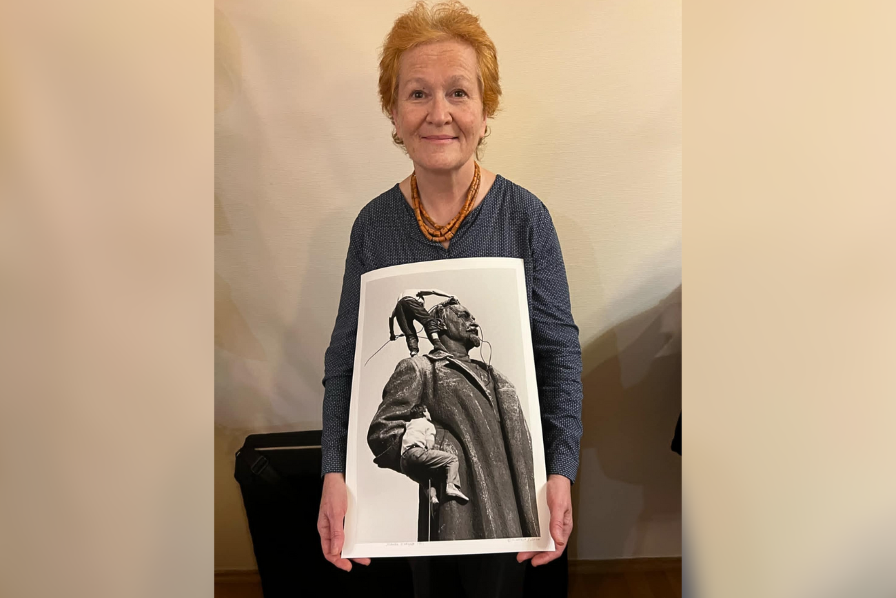 Івлєва демонструє свою фотороботу – знесення пам’ятника Дзержинському на Луб’янській площі, перед будівлею КГБ у Москві 22 серпня 1991 року. Але Росія не зуміла глибинно попрощатися зі своїм чекістським минулим