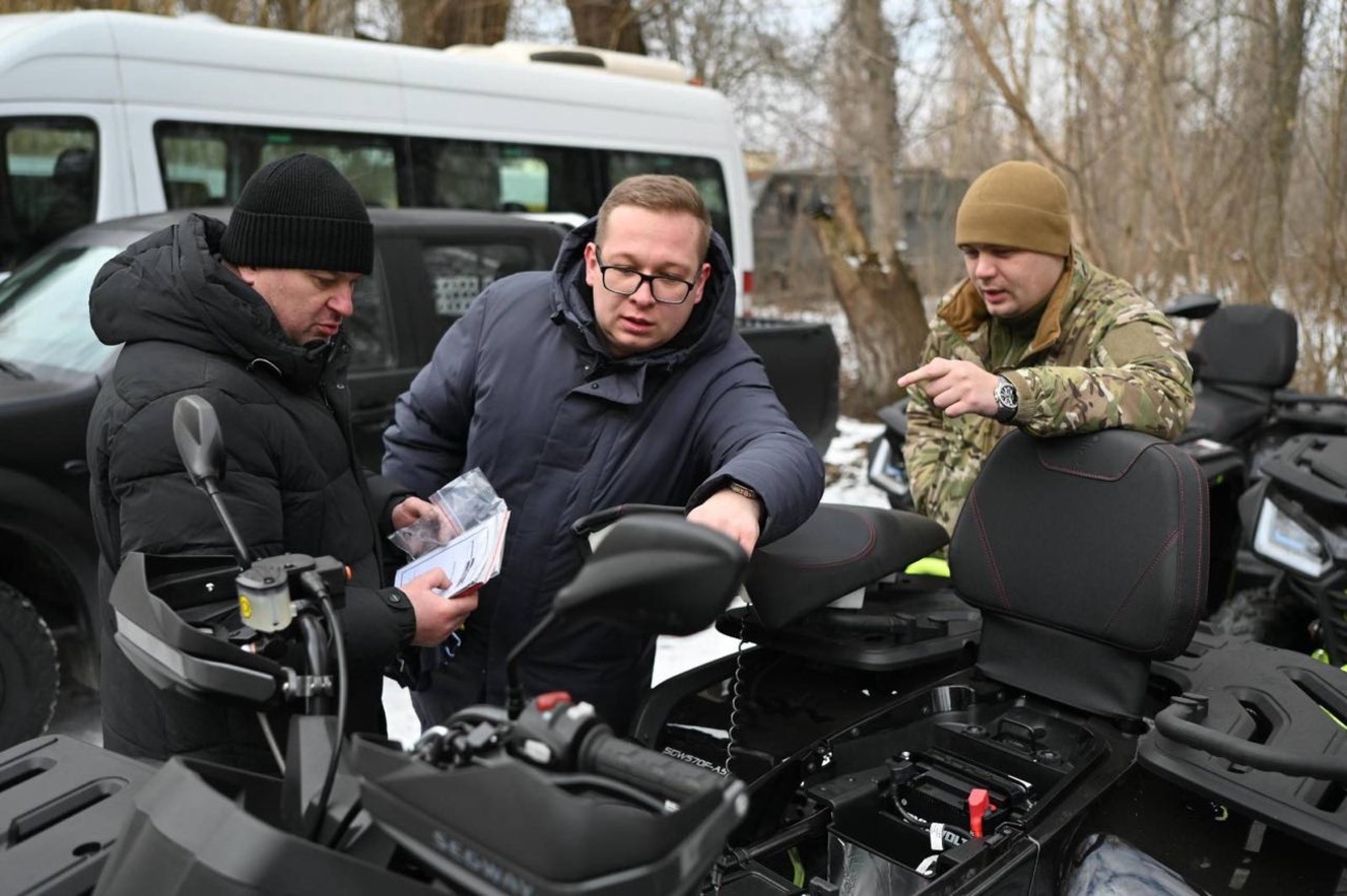 «Сталевий фронт» Ахметова передав 157-й ОМБр велику партію транспорту фото 1