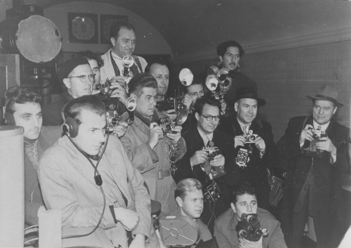 Фотокореспонденти в очікуванні першого поїзда