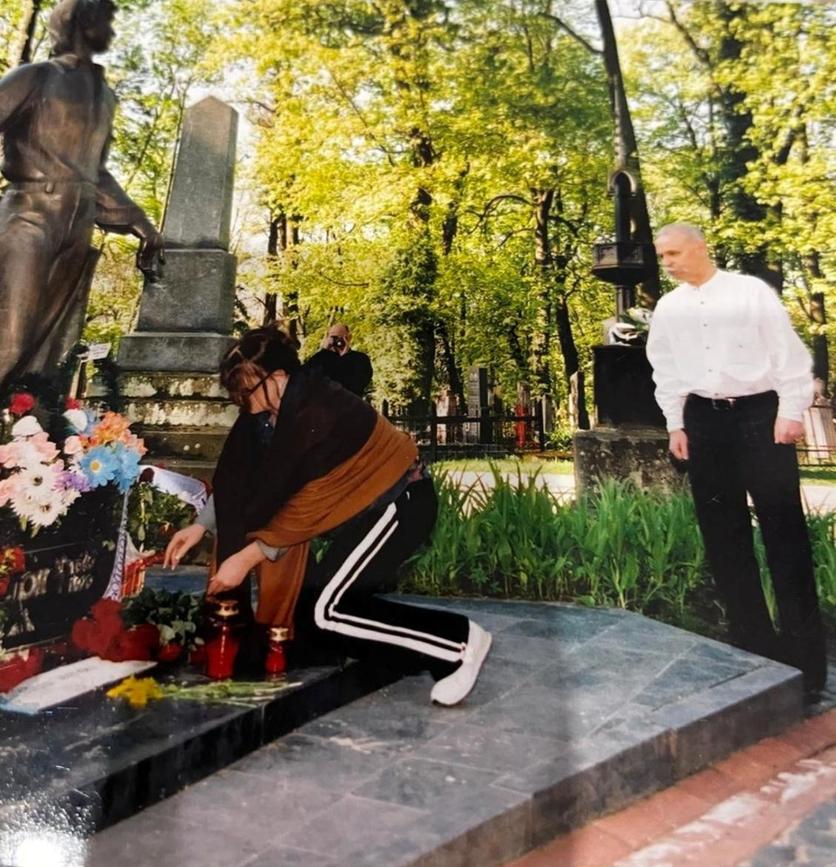 Ігор Курилів і Софія Ротару на могилі Володимира Івасюка