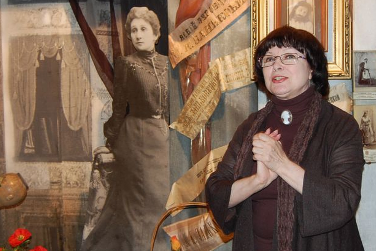 Лариса Кадирова на тлі портрета улюбленої Марії Заньковецької