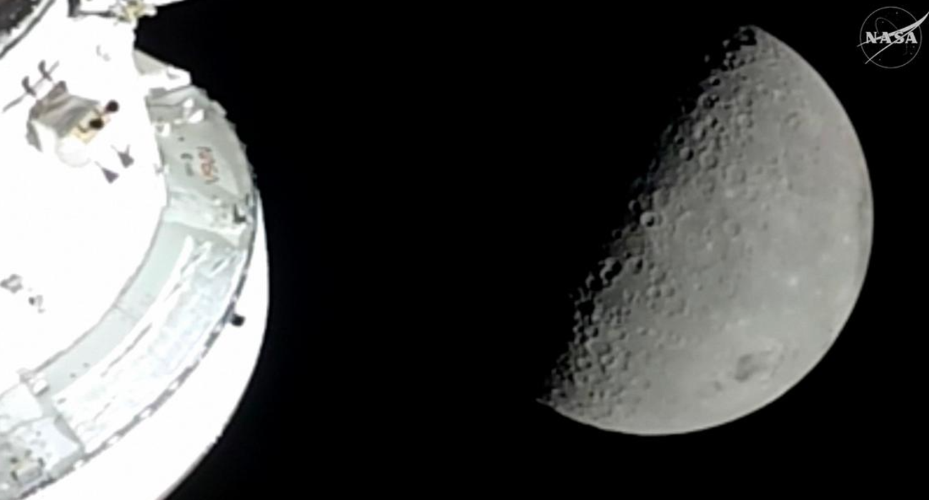 Кадр із прямої трансляції NASA показує наближення місії до Місяця 6 квітня 2026 року