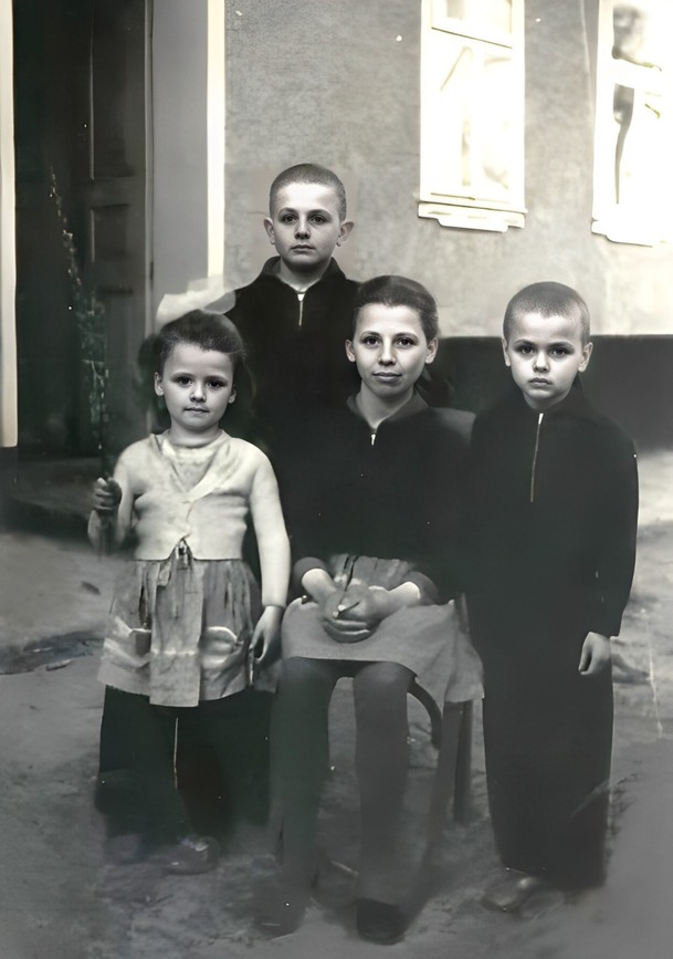 Ауріка (ліворуч), Лідія, Анатолій (в центрі) та Євген Ротару на подвір'ї батьківської хати