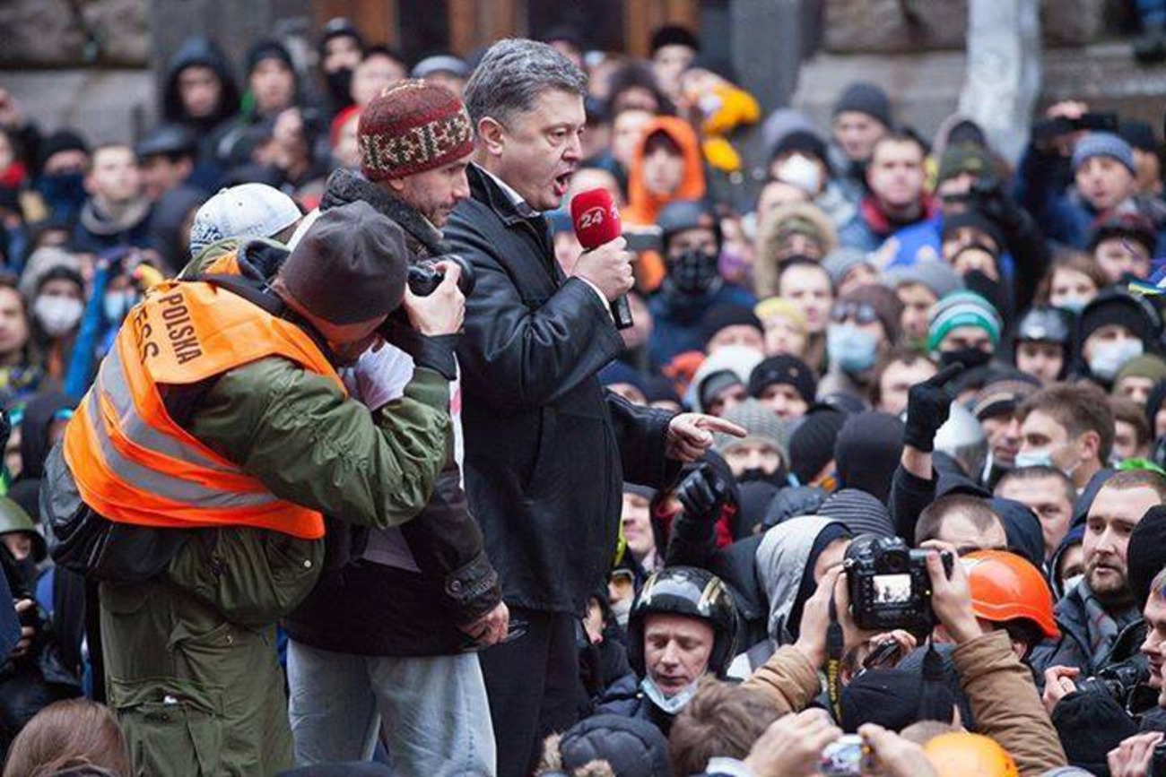 1 грудня 2013 року. Друзенко вже стоїть поруч з Петром Порошенком під час виступу на легендарному грейдері   