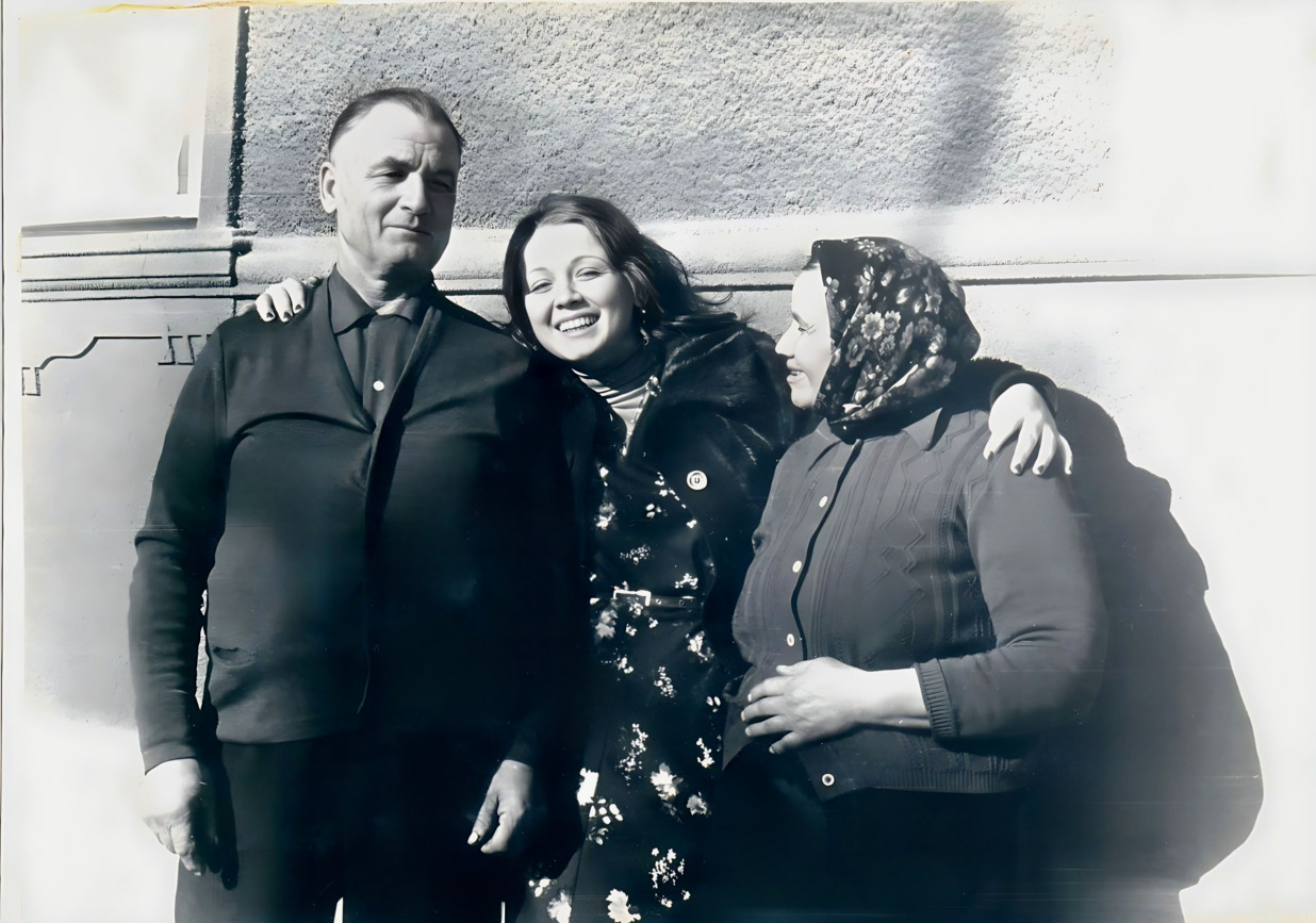 Ауріка Ротару з батьками на святкування свого 20-річчя