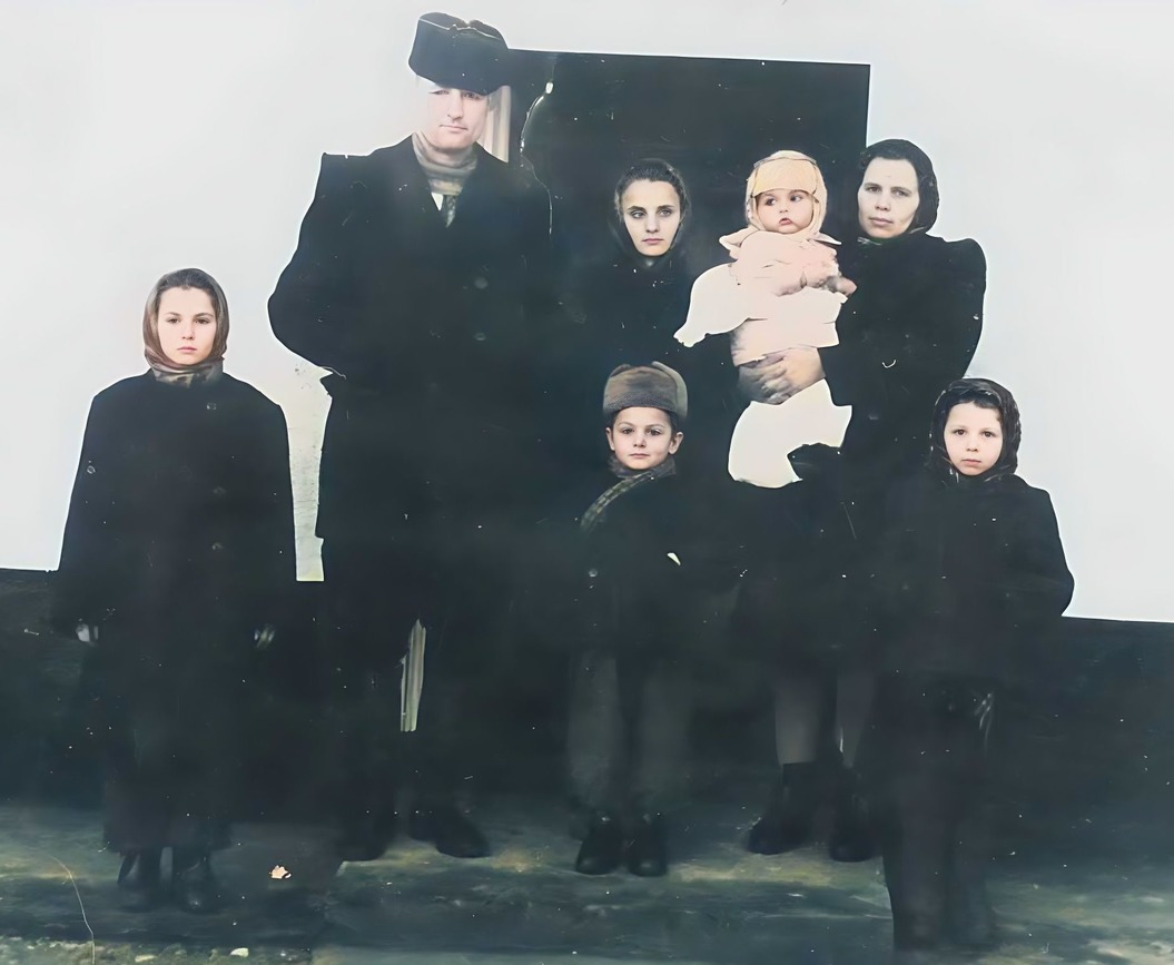 Софія (ліворуч), Зінаїда, Анатолій (в центрі), Лідія (праворуч), Євген (на руках матері) Ротару з батьками