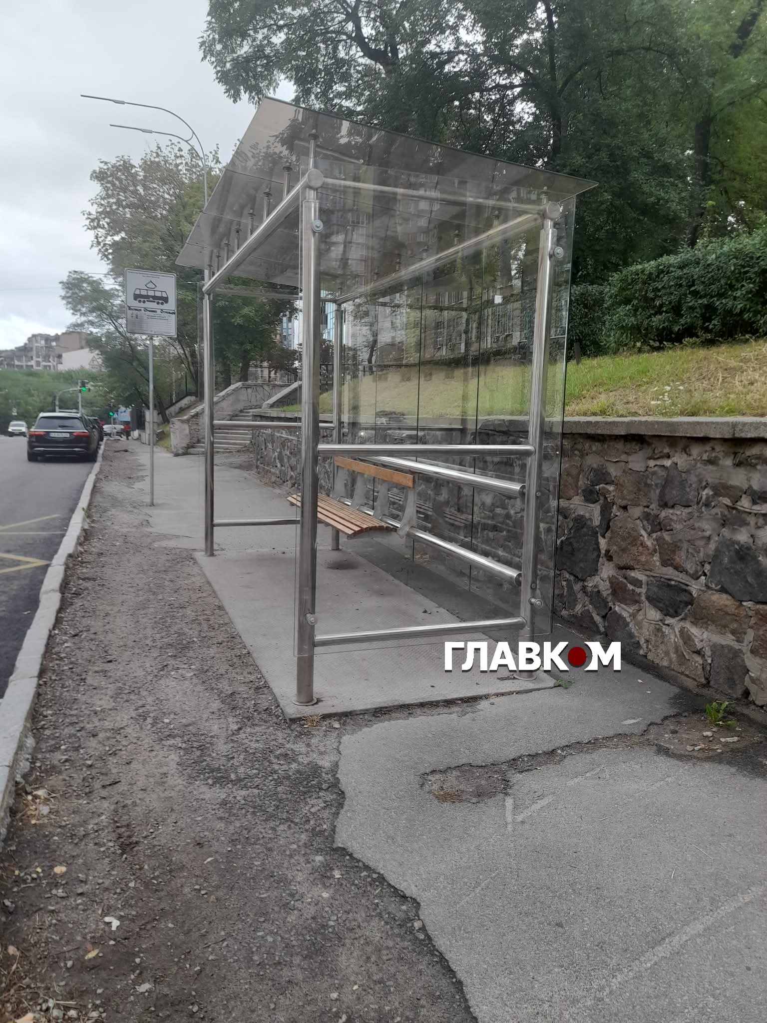 На напівзруйнованій Лук’янівці з'явилися скляні зупинки: мережа обурена фото 2