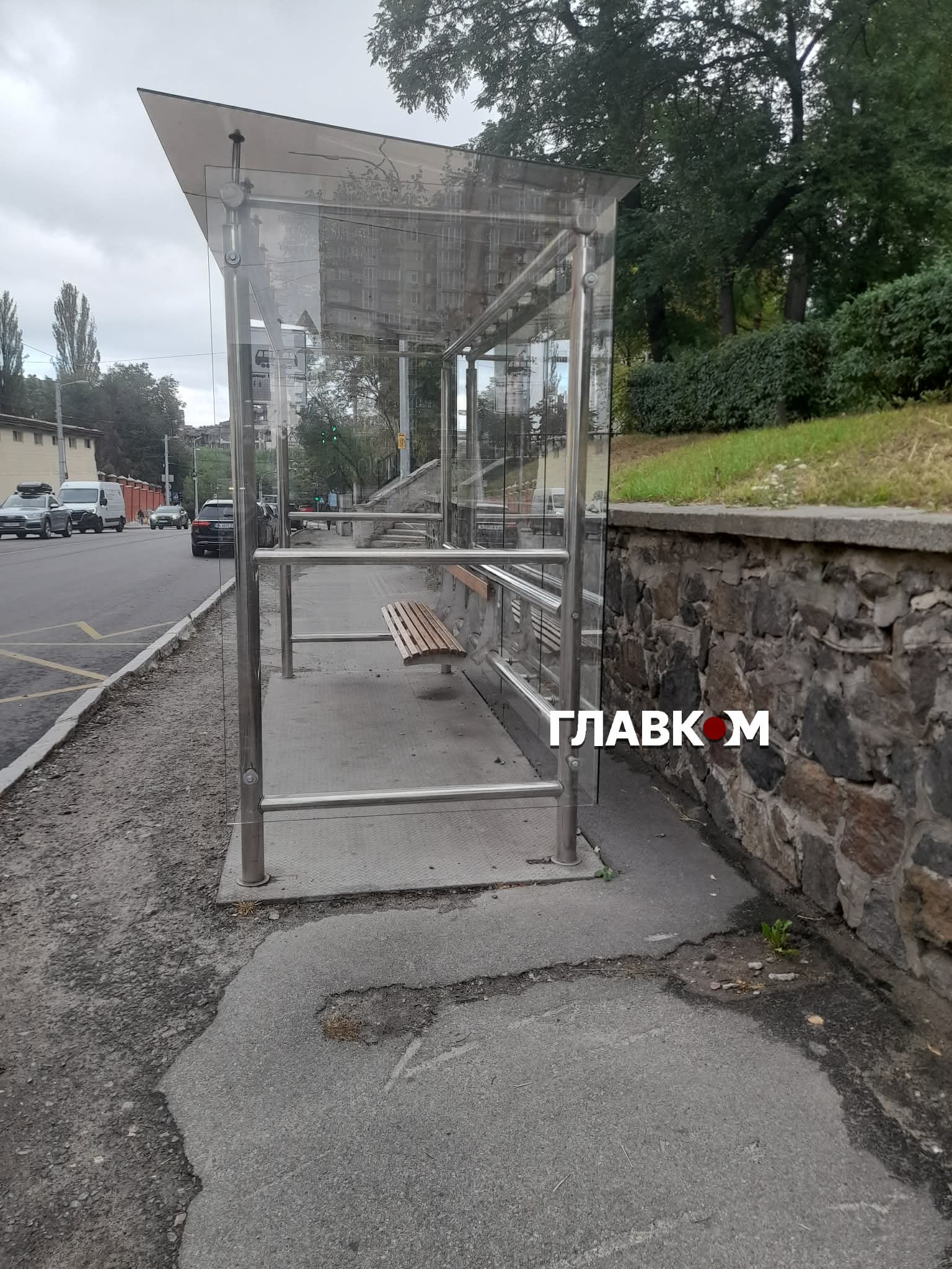 На напівзруйнованій Лук’янівці з'явилися скляні зупинки: мережа обурена фото 3