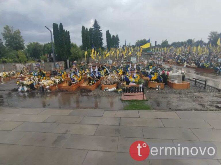 У Тернополі на кладовищі затопило могили військових (фото) фото 3