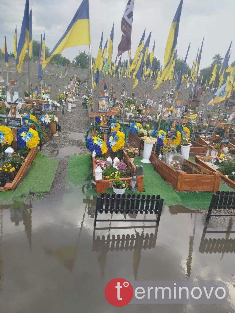 У Тернополі на кладовищі затопило могили військових (фото) фото 2