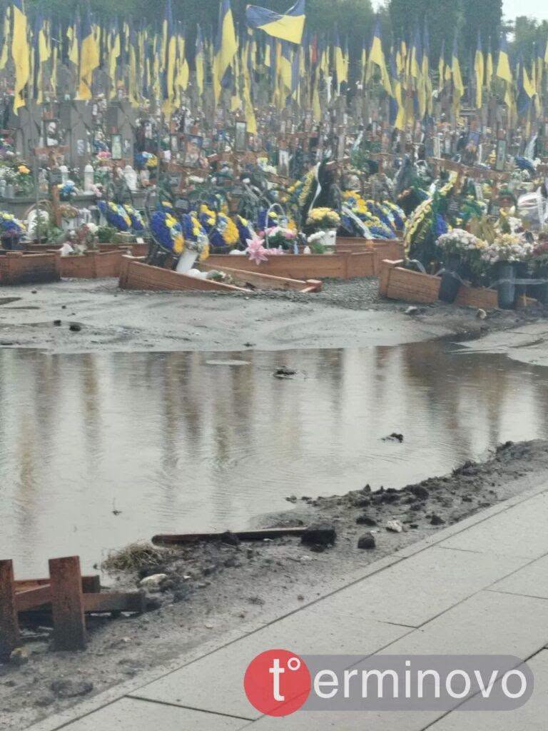 У Тернополі на кладовищі затопило могили військових (фото) фото 1