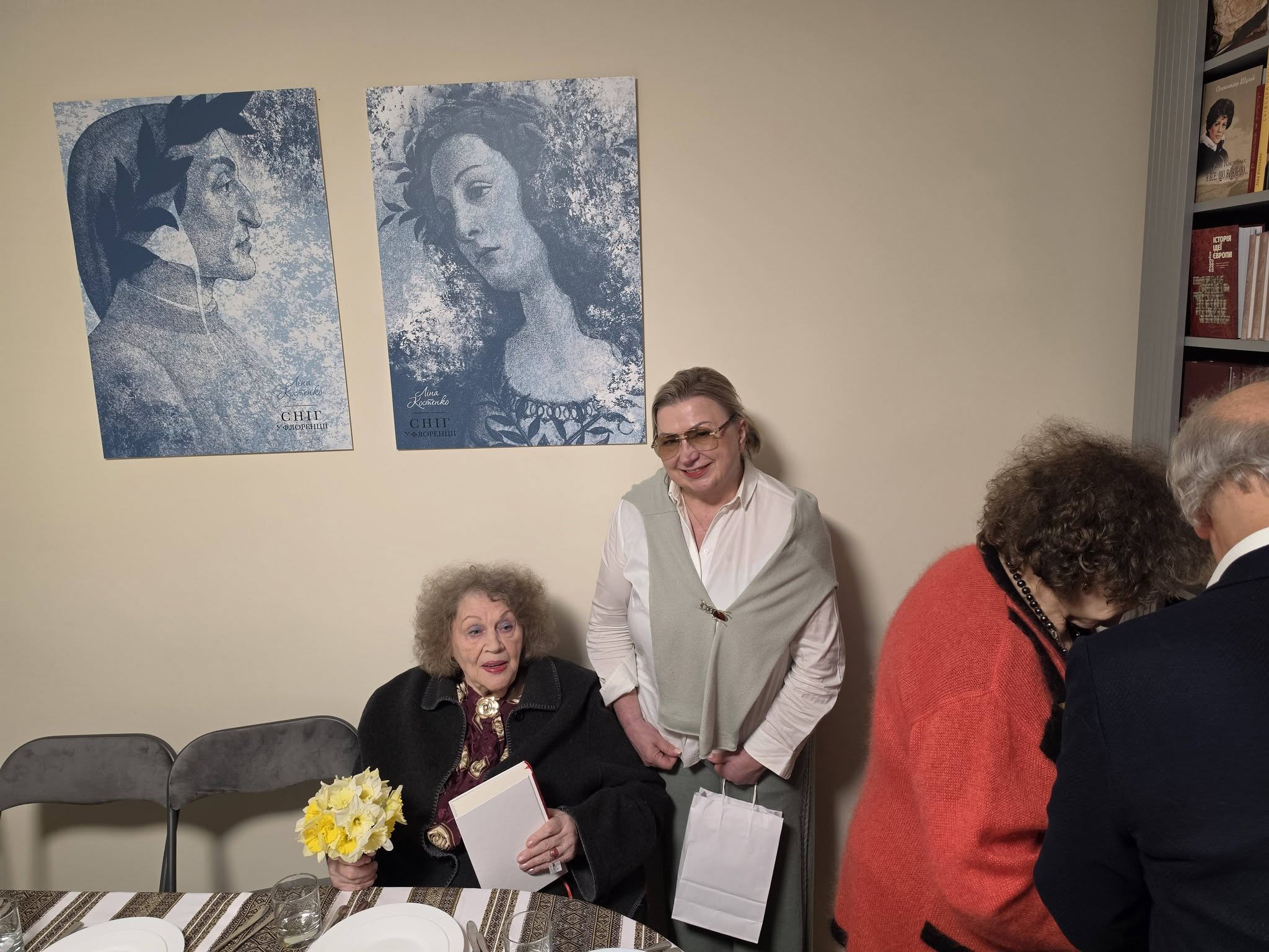 Ліна Костенко та Лариса Івшина