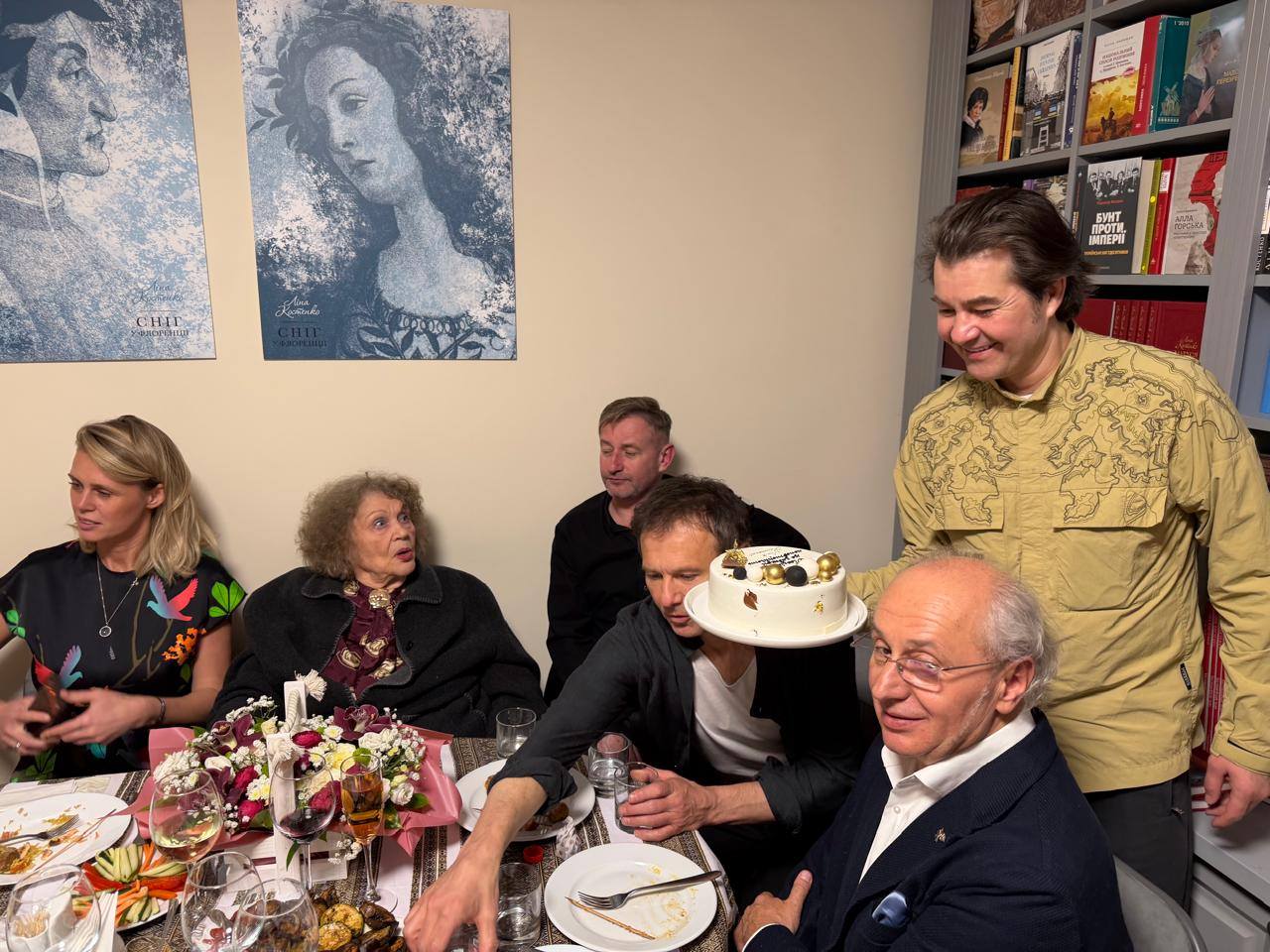 Євген Нищук частує гостей тортом на дні народження у Ліни Василівни