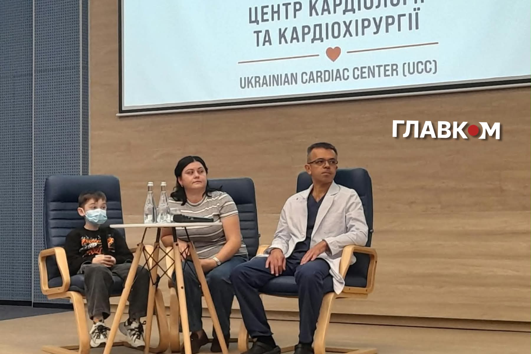 Микола з мамою сидять поруч з лікарем Аркадієм Довгалюком