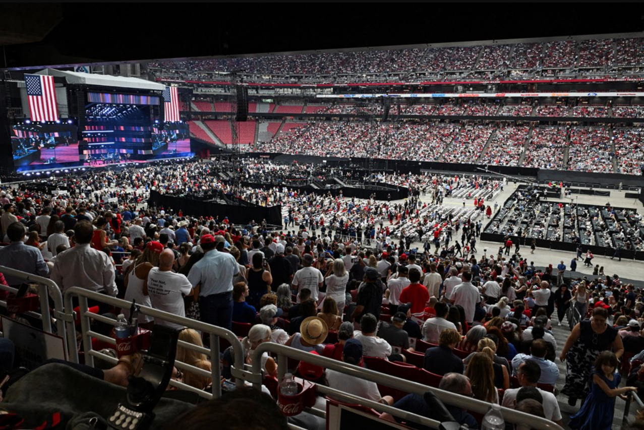 Вдова у білому та шоу на стадіоні за участю Трампа. Як пройшов похорон Чарлі Кірка фото 1