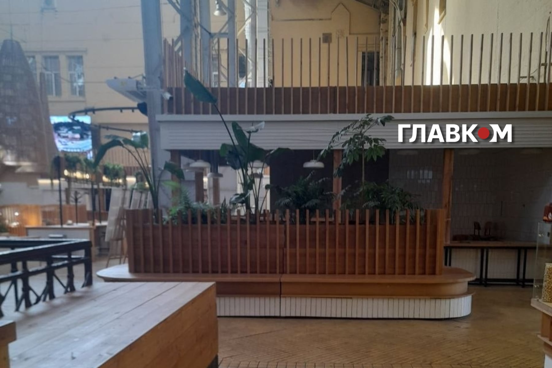 Порожні прилавки і помідори по 1 тис. грн. Катастрофа оновленого Бессарабського ринку у фото фото 3