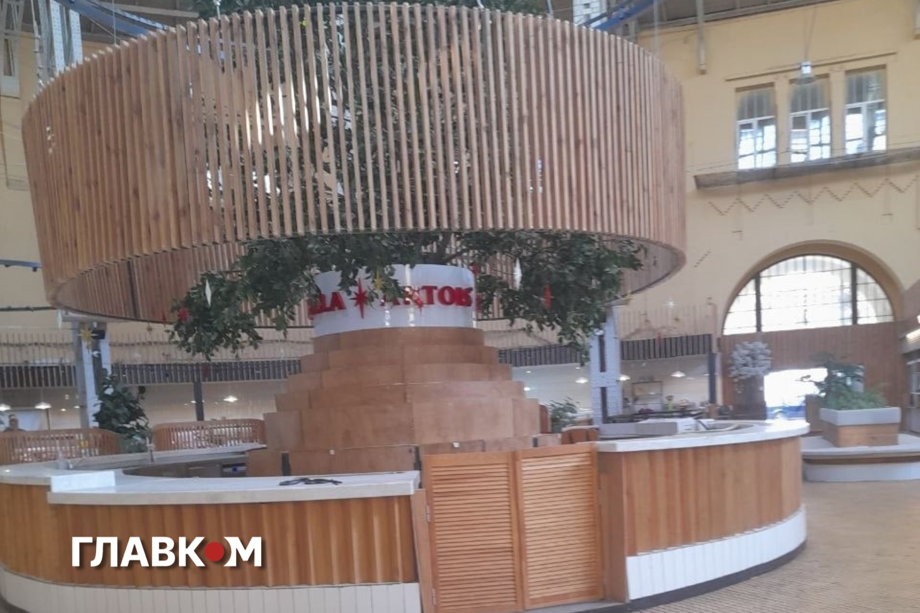 Порожні прилавки і помідори по 1 тис. грн. Катастрофа оновленого Бессарабського ринку у фото фото 5