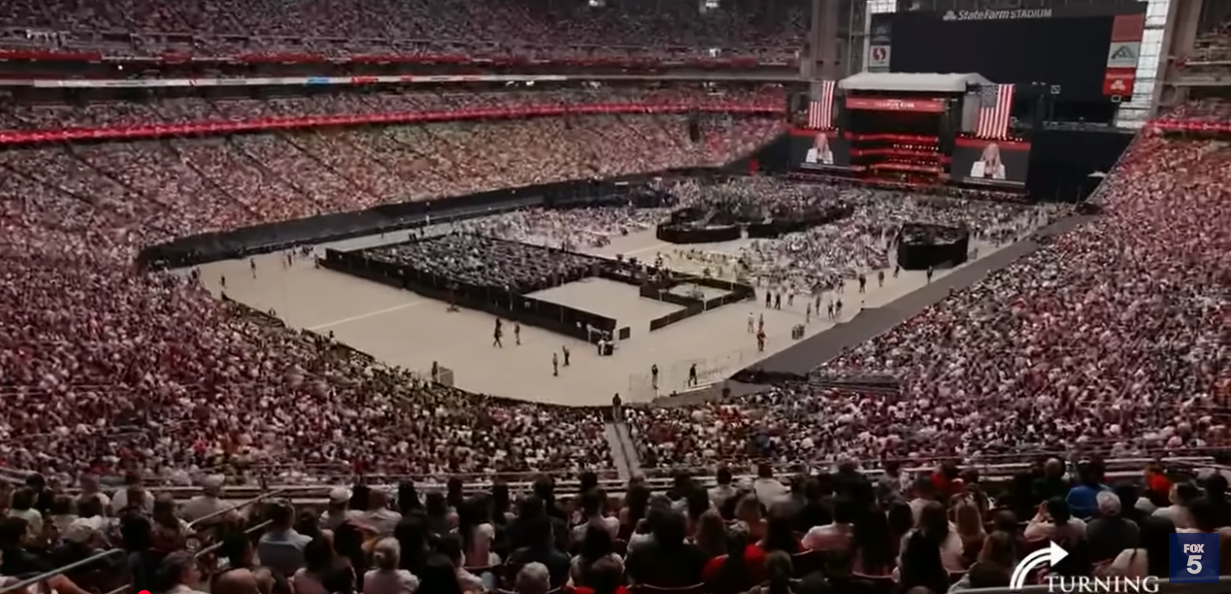 Вдова у білому та шоу на стадіоні за участю Трампа. Як пройшов похорон Чарлі Кірка фото 5